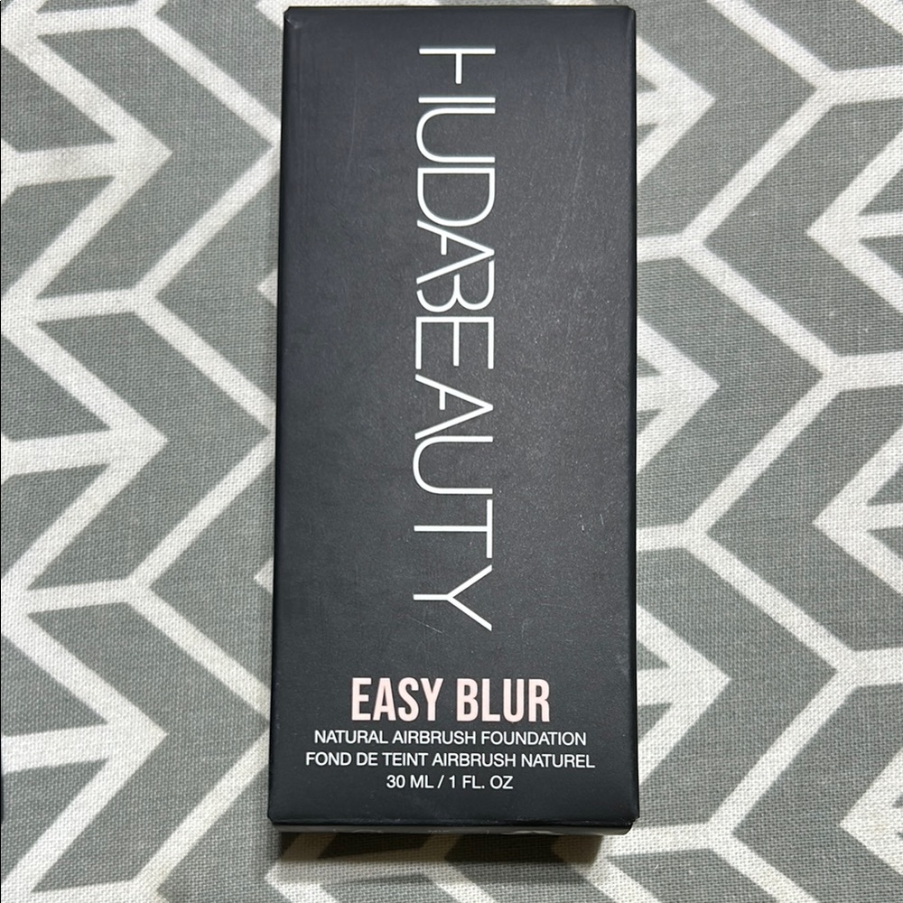 HUDA BEAUTY Easy Blur Foundation Shortbread 200B